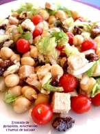   Ensalada de garbanzos, minicherries y huevas de bacalao