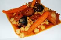   PAPADA de CERDO CONFITADA-LACADA con ZANAHORIAS BABY MACERADAS en NARANJA y LIMA