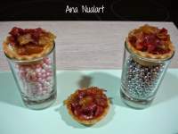   TARTALETAS CON CEBOLLA CARAMELIZADA Y JAMÒN IBÈRICO 