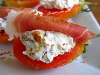   QUESO CREMA CON NUECES Y CANUTILLOS DE JAMÒN DE TERUEL, SOBRE TOMATES CIRUELA.