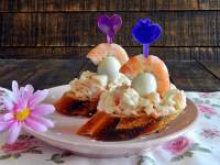   Montaditos de surimi y langostinos