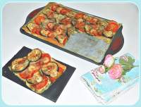   Coca hojaldrada de tomate, berenjena y gambas