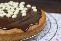 
Bizcocho con chocolate y conguitos blancos  