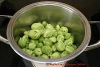 
Coles de Bruselas con tacos de jamón en salsa de almendras y queso gratinado  