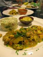 Martán Cocina: Caldera de mariscos con leche de coco y curry casero, mangos caramelizados y arroz brasilero.