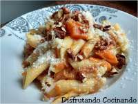 Penne Rigate con calabaza, nueces, queso grana padano y emmental