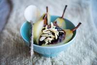 Peras  Bella Helena  con crema inglesa  