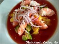 Bloody Mary 0,0 con langostinos, aguacate y mango. 