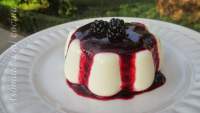   Panna cotta con coulis de moras