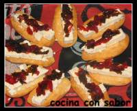   Barquitas de queso de cabra con pimientos confitados 