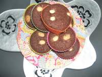   Magdalenas de cacao, con dulce de leche y conguitos blancos