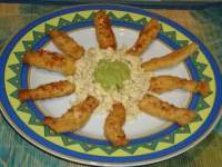   Fingers de pollo con huevos revueltos y salsa de aguacate.