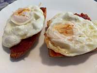 Huevo frito sobre tosta de sobrasada   