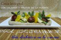   Coca integral con calamar y frutos de la huerta