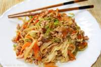  Tallarines de arroz con carne, verduras y salsa de soja
