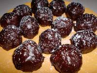   Bolitas de Bizcocho cubiertas de Chocolate.