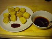   Mi versión del queso frito acompañado con salsa de fresas