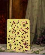   CHOCOLATE BLANCO AL CARDAMOMO CON PÈTALOS DE ROSA, ORO Y PISTACHOS