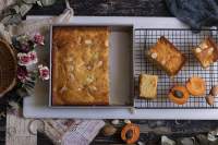 BIZCOCHO DE ALBARICOQUES, MASCARPONE Y ALMENDRAS  