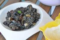   Arroz negro con almejas y jamón